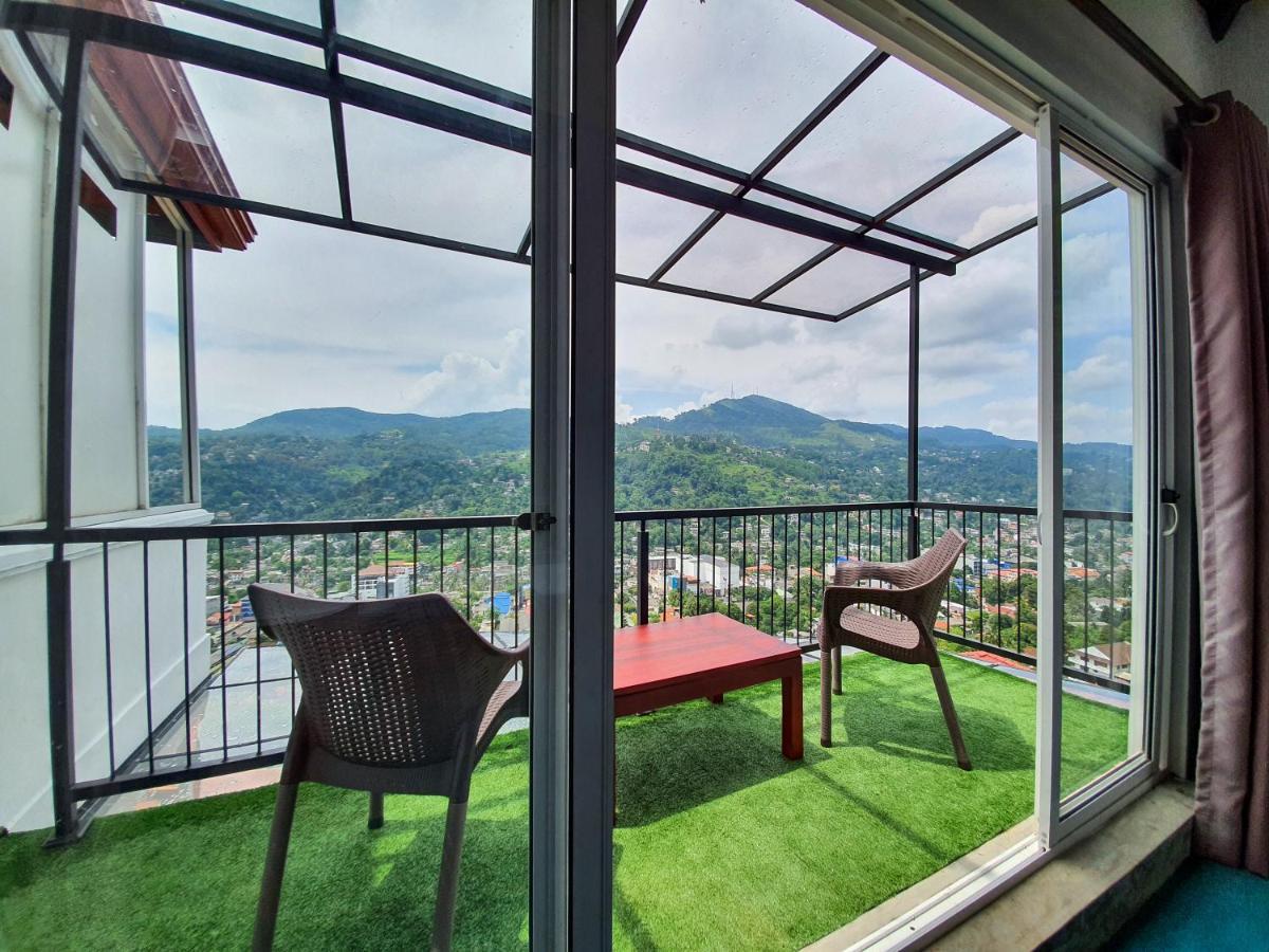 The Skydeck Kandy Exterior foto