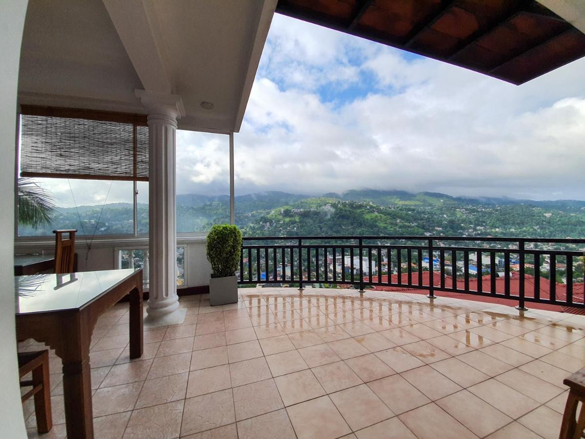 The Skydeck Kandy Exterior foto