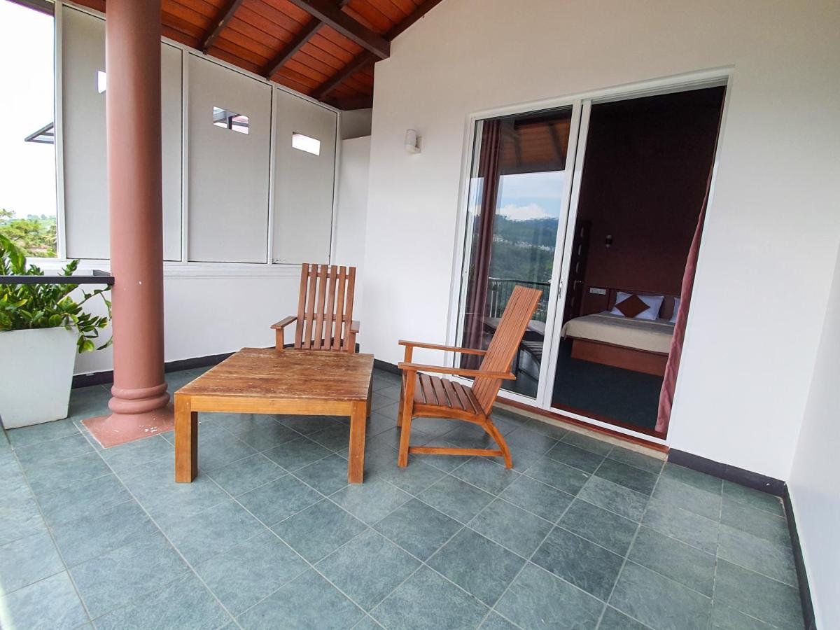 The Skydeck Kandy Exterior foto