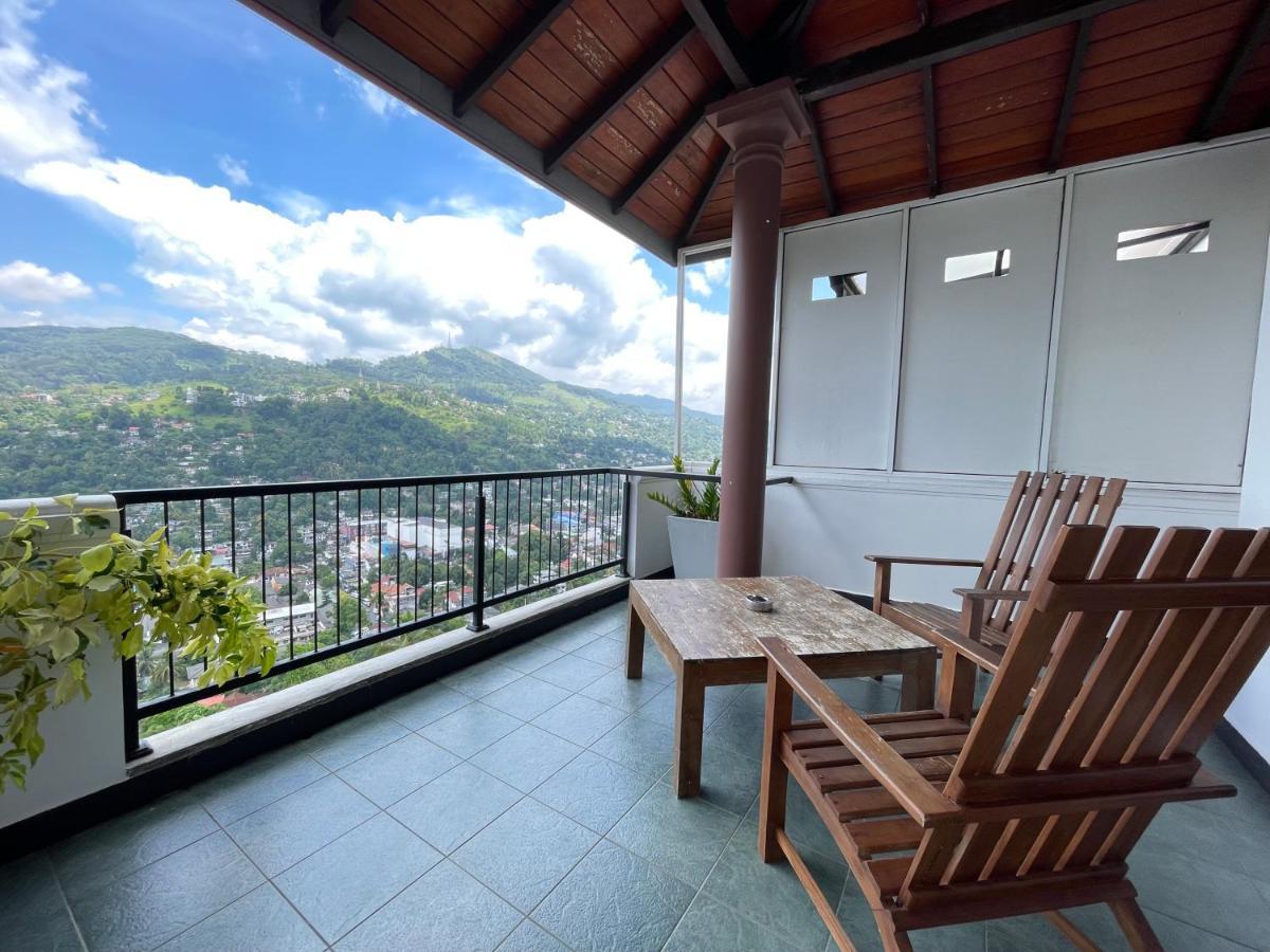 The Skydeck Kandy Exterior foto