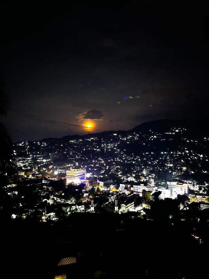 The Skydeck Kandy Exterior foto