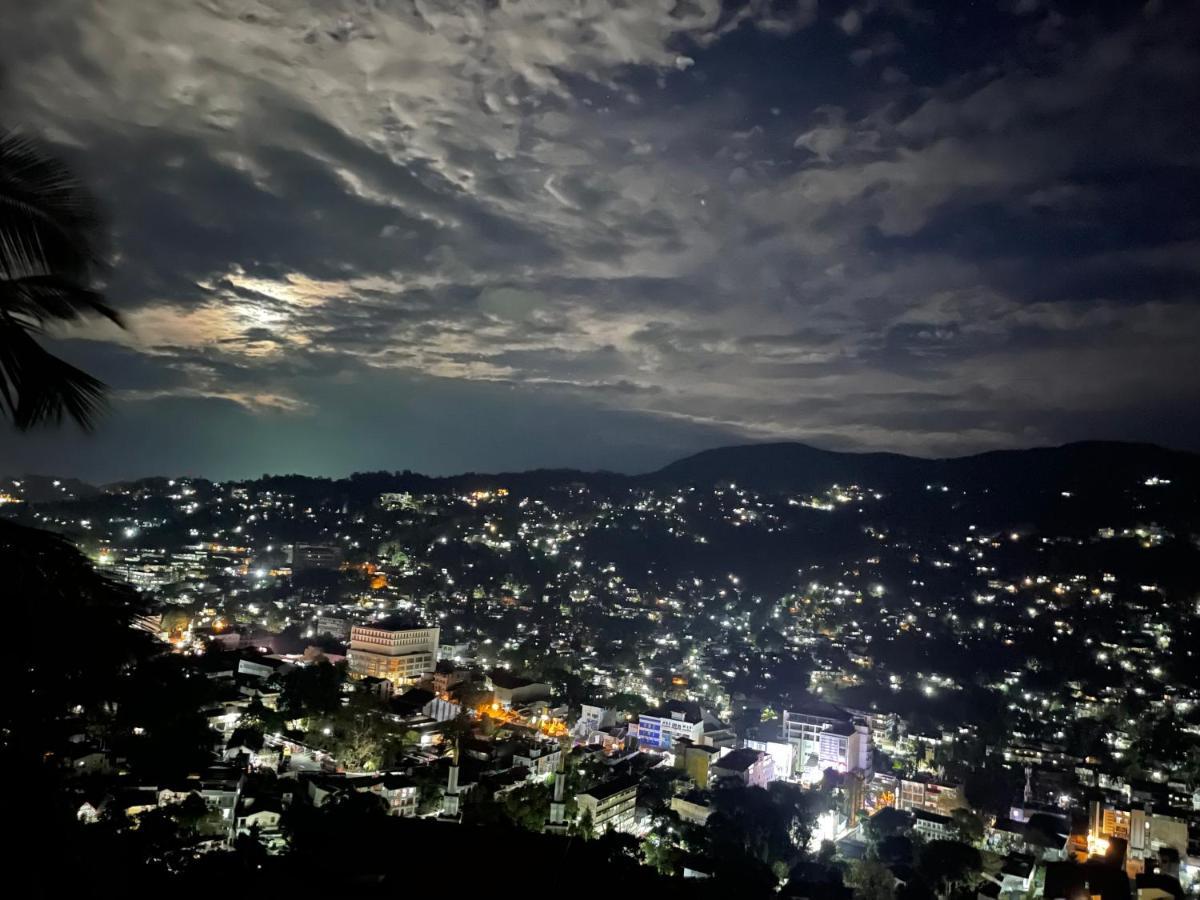 The Skydeck Kandy Exterior foto