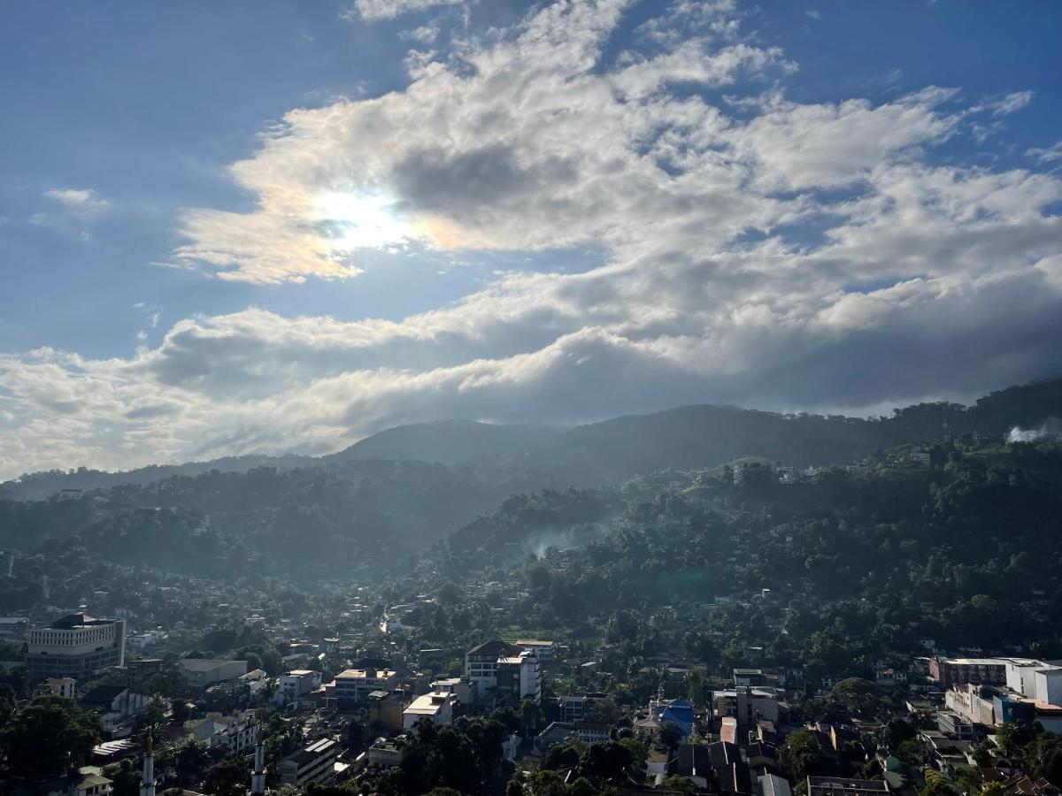 The Skydeck Kandy Exterior foto