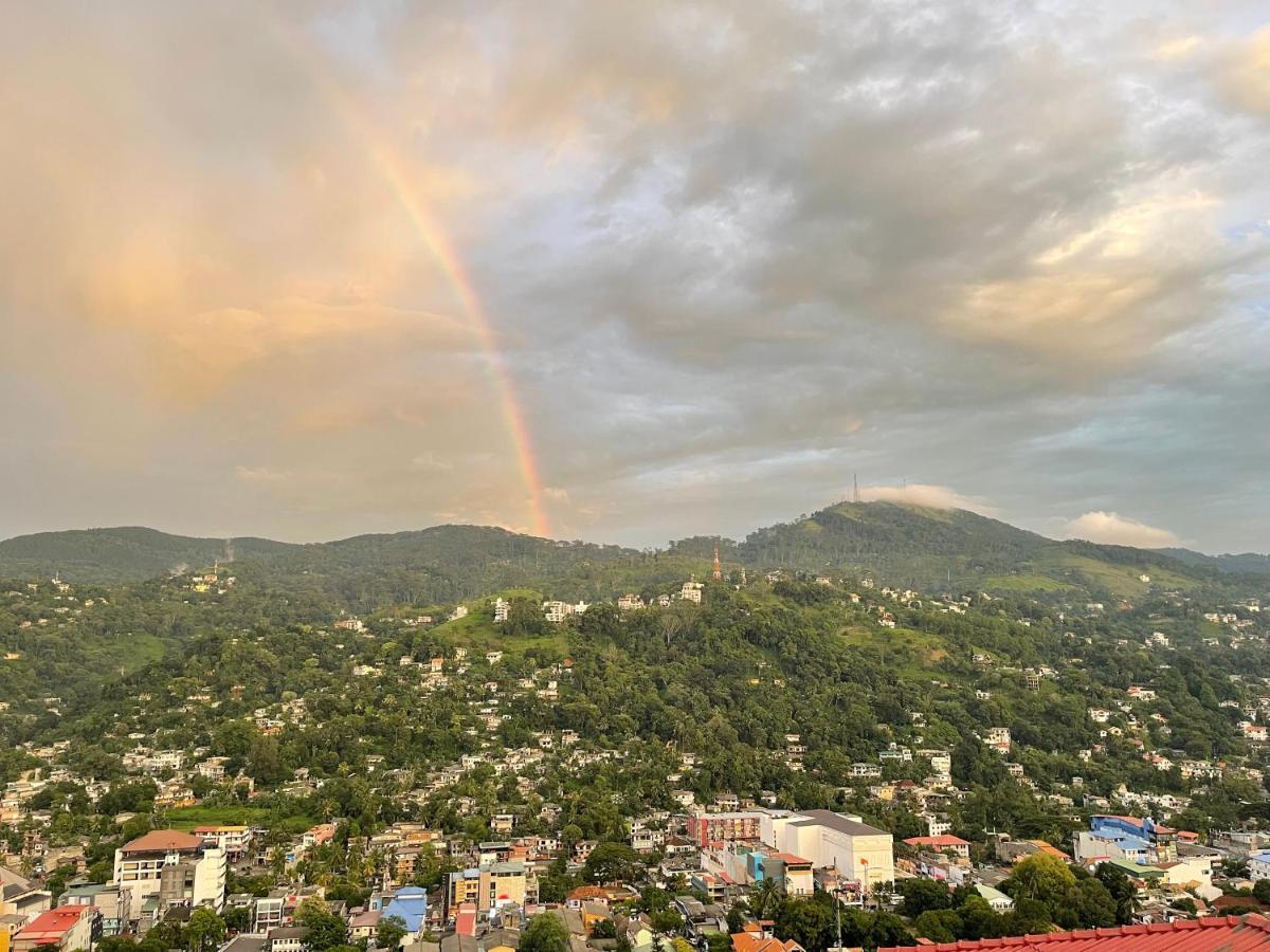 The Skydeck Kandy Exterior foto